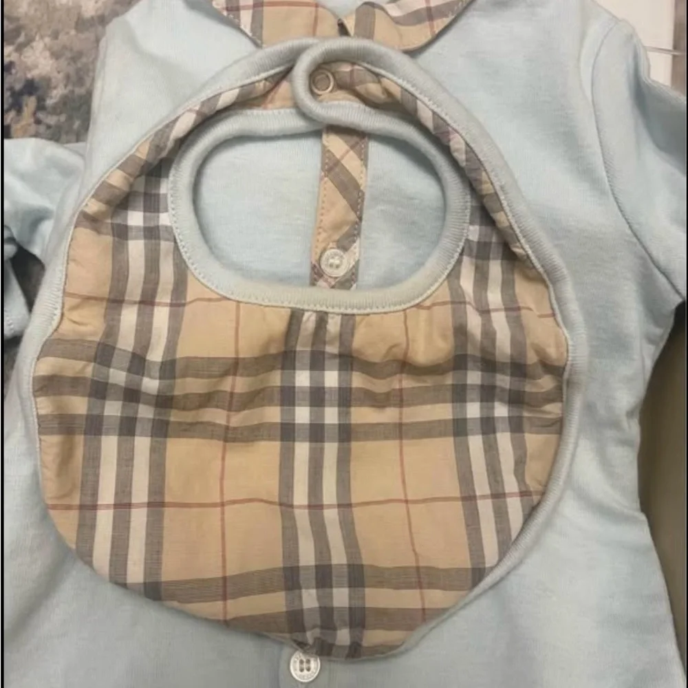 Burberry Children Baby Blue Bodysuit with Signature Check Bib & Box - Picture 3 of 7